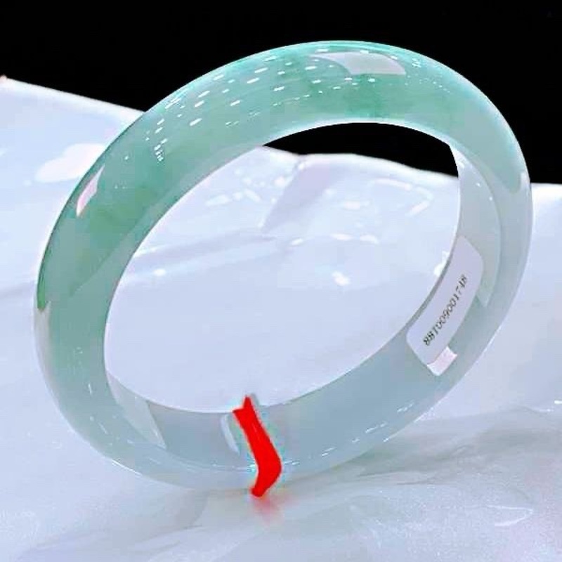 Myanmar , Natural Ice Jadeite  - огляд і ціна Lighting