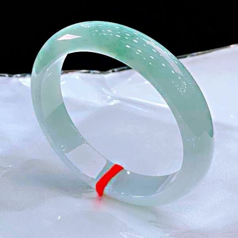 Myanmar , Natural Ice Jadeite  - огляд і ціна Lighting